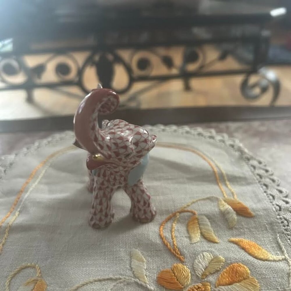 Herend Elephant Figure in Rust Net Pattern with 24k gold. - Picture 2 of 6